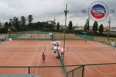 Parceria FLORIDIANA TÊNIS CLUBE e Secretaria de Esportes de Rio Claro oferece aulas de tênis.
